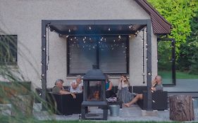 Family Friendly, Hot Tub, Fire Pit, Spacious & Modern